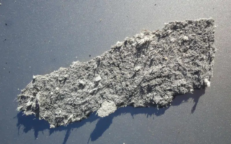 Stykke af en eternittagplade