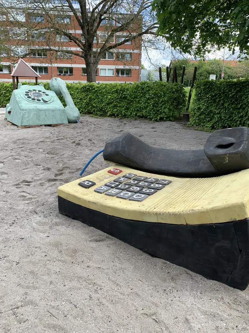 Skulpturlegeplads med kæmpetelefoner