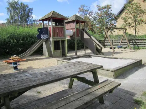 Legeplads med gynger, vippe og boldbane