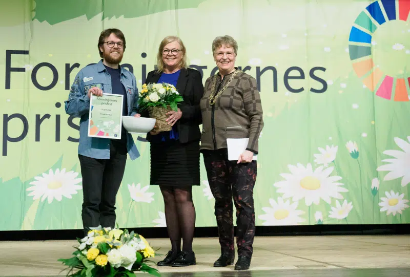 Borgmester Trine Græse og Dorthe Wichmand Müller overrakte Ungdomslederprisen 2023 til Daniel Handler fra FDF Buddinge