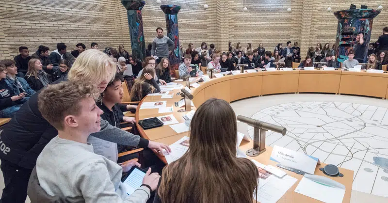 Børn i byrådssalen