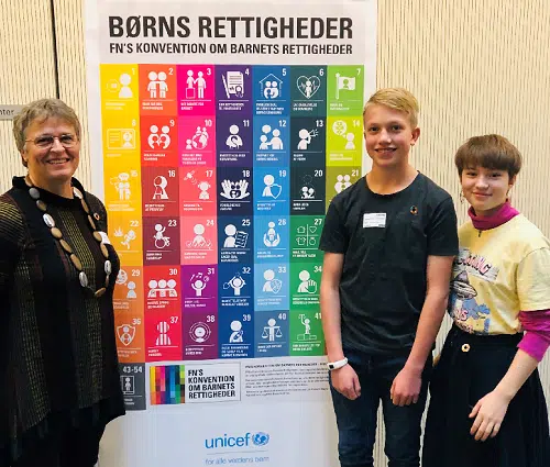 Borgmester Trine Græse sammen med Kaya og Kasper foran FNs børnekonvention
