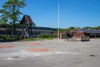 Indgangen til Vadgård Skole