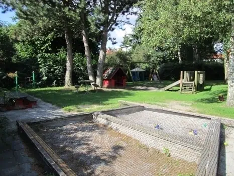 Legeplads for mindre børn, legehus, klatrenet, rutchebane og gynger