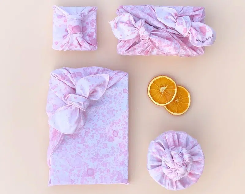 Eksempler på fire gaver, som er pakket ind i stof