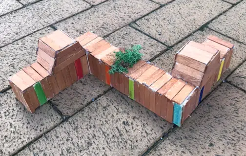 Billede af bænken i verdensmålsfarver