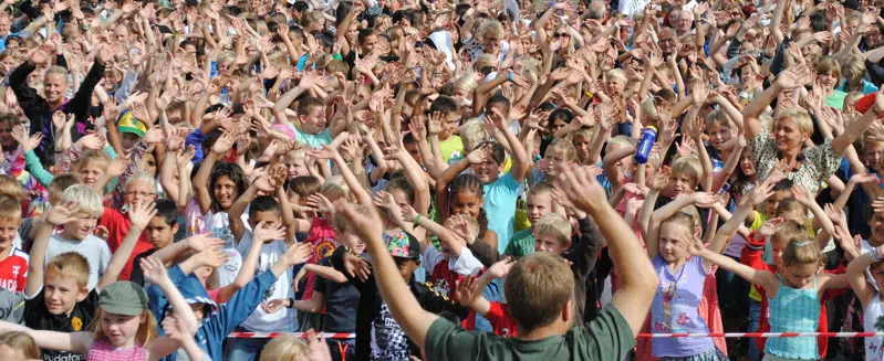 Mange børn som vinker