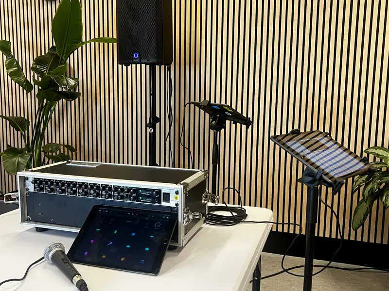   iPadBand består af seks iPads med stativer, to mikrofoner, en højtaler på stativ samt en mixer.