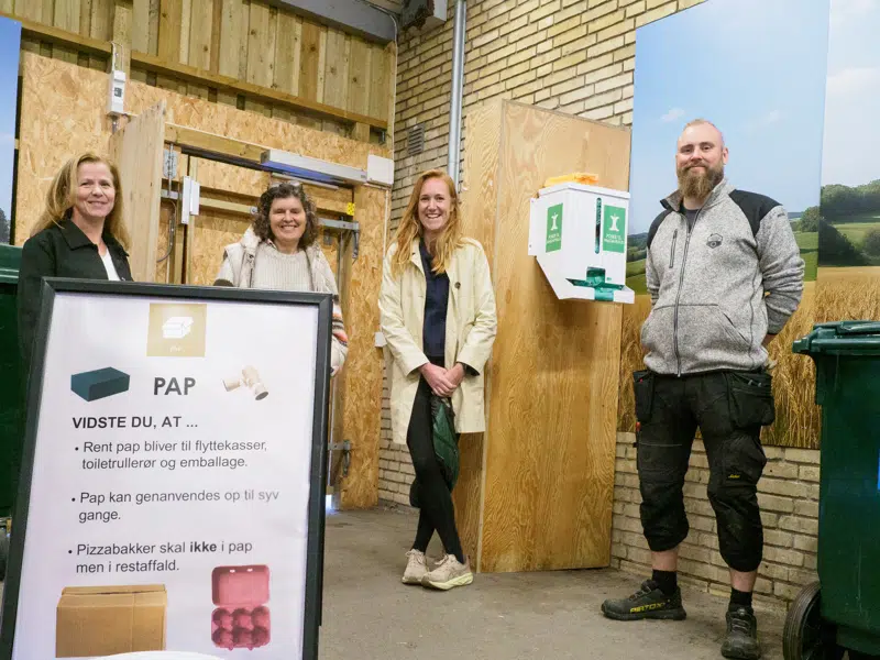 De involverede medarbejdere står i det nyindrettede affaldsrum.