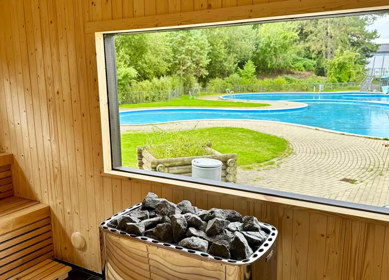 Et billede den nye sauna, set indefra med udsigt til Friluftsbadet.