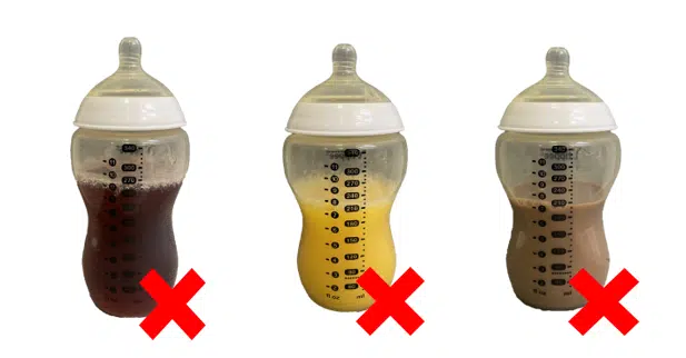 Tre sutteflasker med sodavand, juice og kakaomælk. Der er rødt kryds som symbol på, at sutteflasken ikke må bruges til læskedrikke som eksempelvis sodavand, saft, juice og kakaomælk.