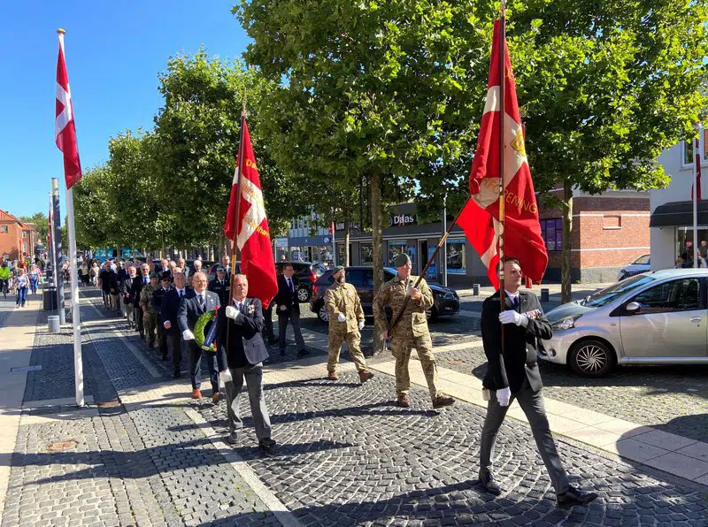 Flagdagen i 2023 - march på Taastrup Hovedgade.