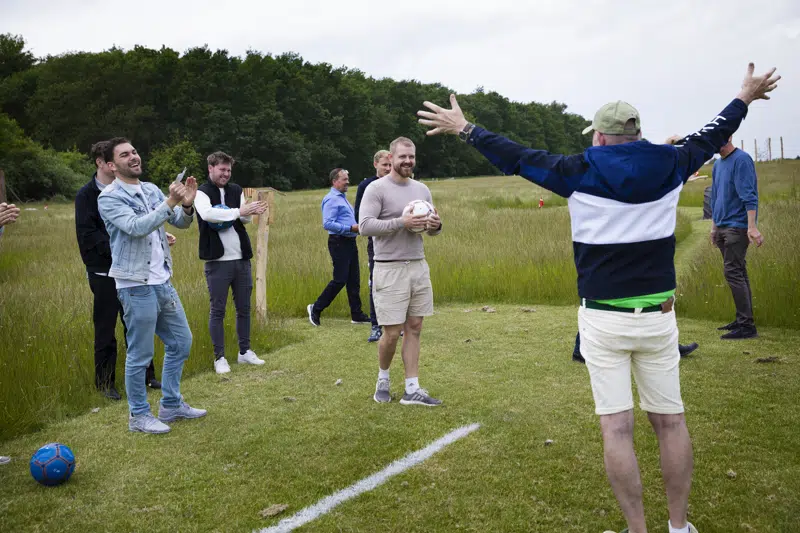 En gruppe mænd spiller fodboldgolf på banen ved Hedehusene Ny Idrætspark. (Foto: Ty Stange).