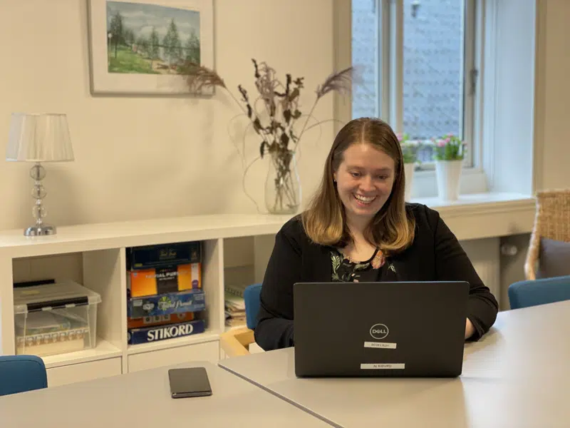 Sundhedsvejleder taler via pc med borger