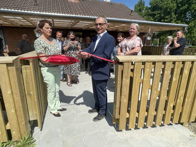 Borgmester Michael Ziegler i blåt jakkesæt klipper rød snor