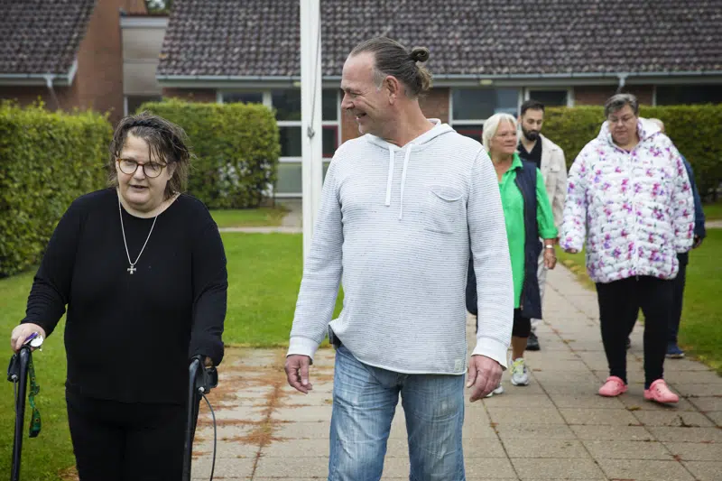 en flok mennesker går tur i have