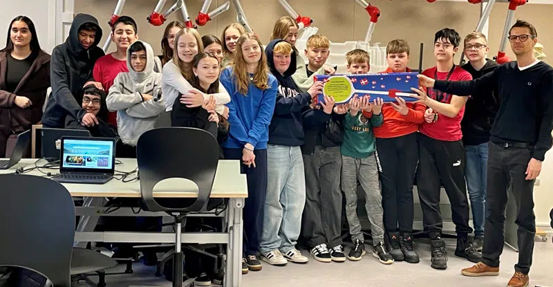 En skoleklasse får en pris