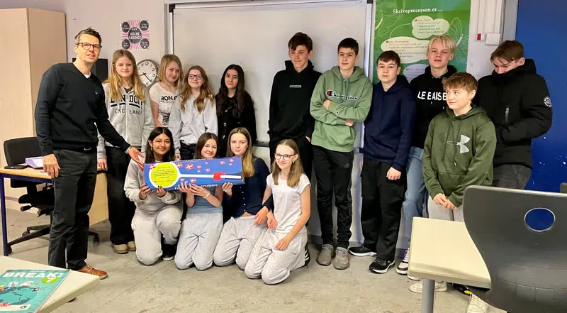 En skoleklasse får en pris