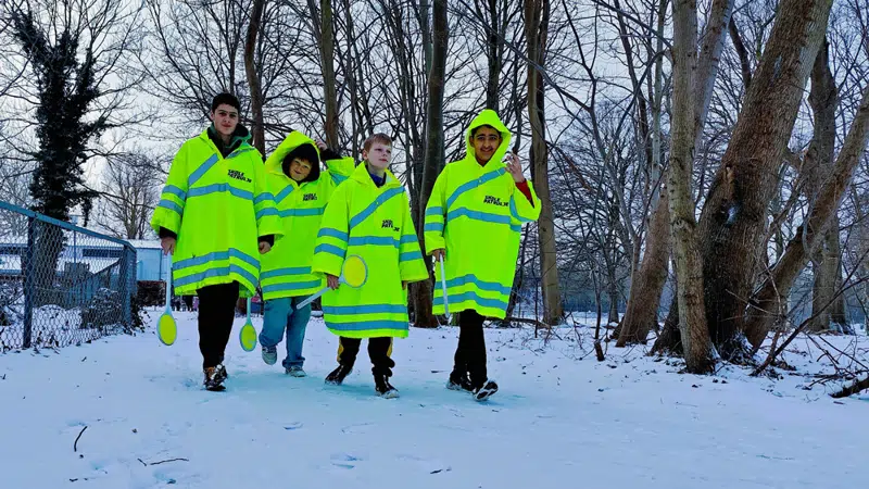 Fire drenge som skolepatrulje