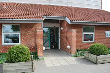 Indgangen til et rødt hus