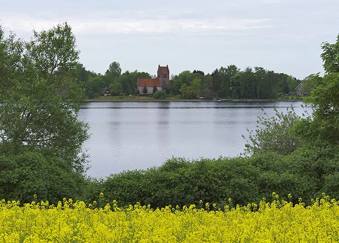 Kimmerslev Sø med kig til KImmerslev Kirke på den modsatte bred