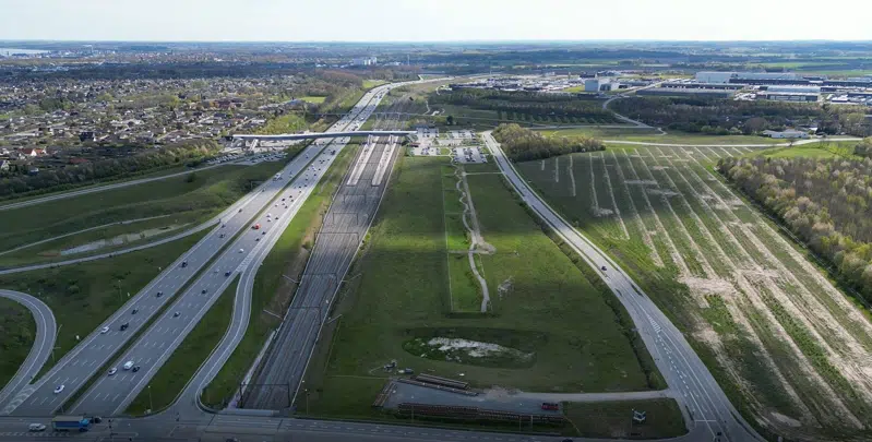 Luftfoto der viser det udbudte byggefelt, samt jernbanen og motorvejen.  Længere ude ses Køge Nord Stationsbro.