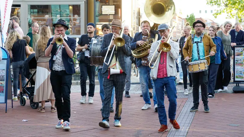 Bermuda Brass Band marcherer i byens gader