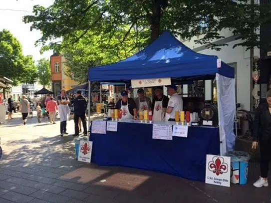 3. Sct. Georgsgilde sælger pølser fra en bod