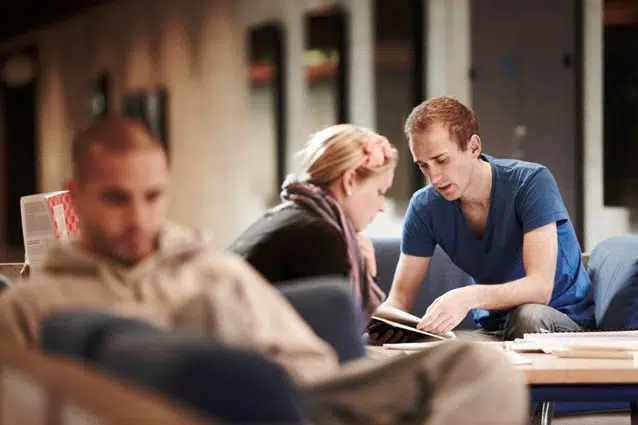 Studernde der laver studiearbejde i afslappende omgivelser