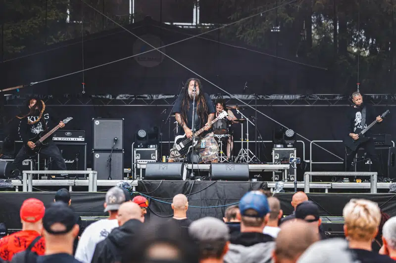 Bandet Skinlab spiller koncert