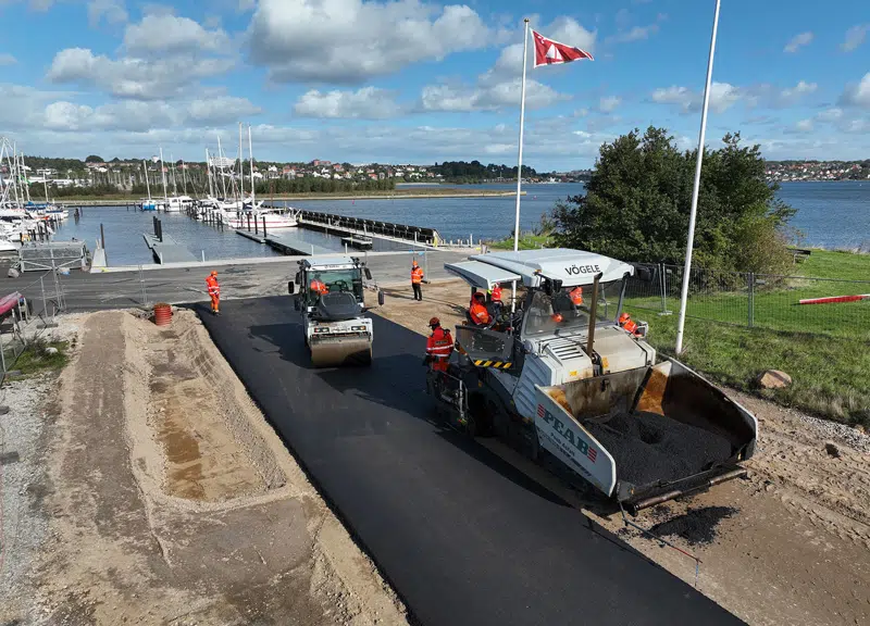 Peab Asfalt i færd med at asfaltere den nye adgangsvej ved Marina Syd.