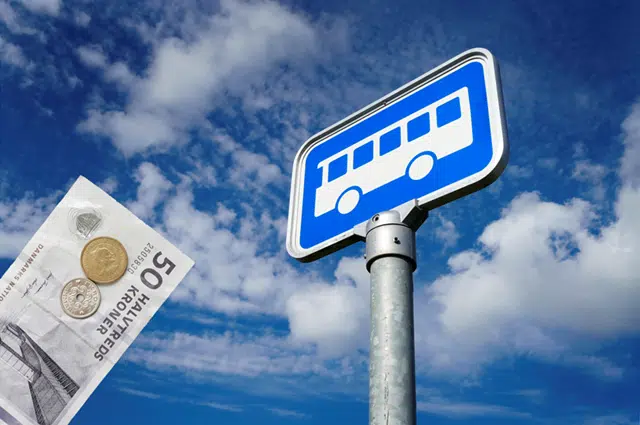 Skilt med bus samt penge