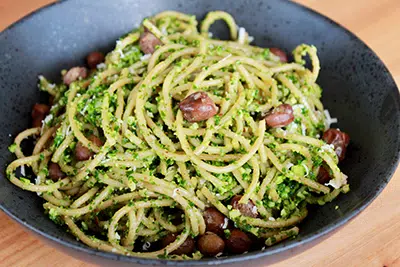 Spaghetti med grønkålspesto og hvidløgsristede hestebønner