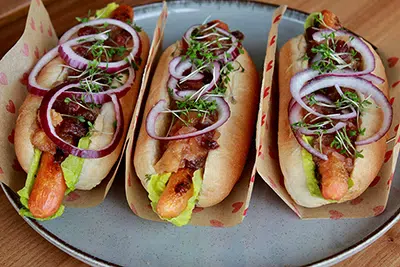 Gulerods-hotdog med rødløg og æble-rosin-chutney