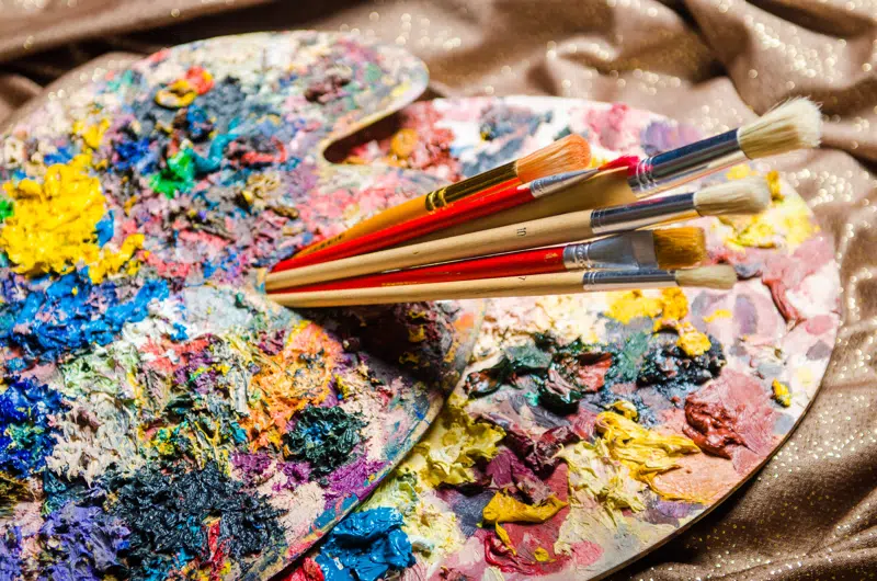 malerpalette med pensler