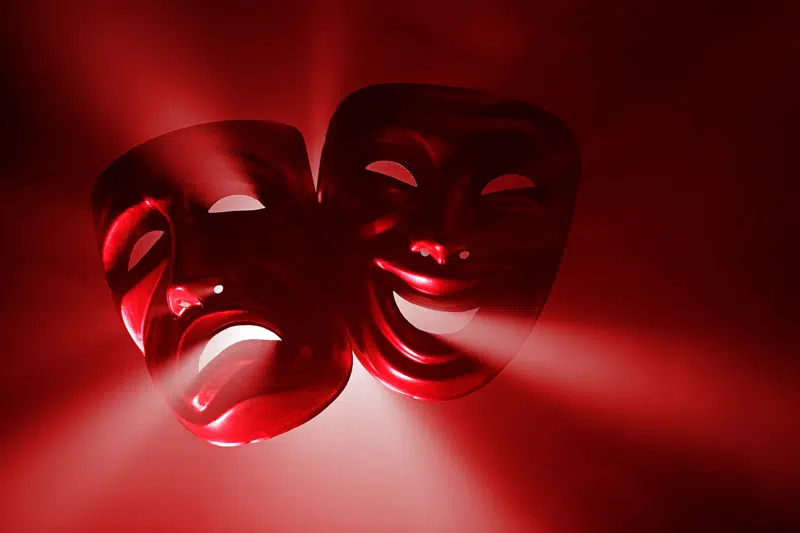 drama-masker på rød baggrund
