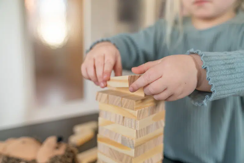 Barn der bygger med klodser