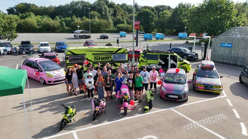 Gruppebillede af Team Loud 'n' Proud med deres biler og motorcykler