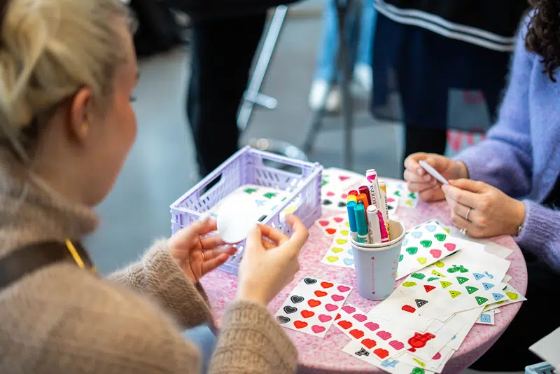 Fremstilling af badges med klistermærker og tusch