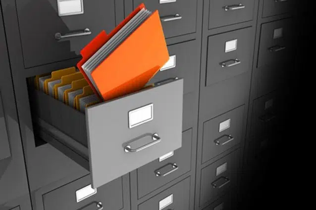 Gammeldags ariv med skuffer og sagsmapper