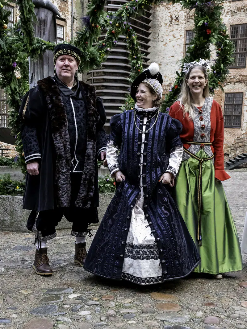 personer i renæssancedragter i slotsgården på Koldinghus