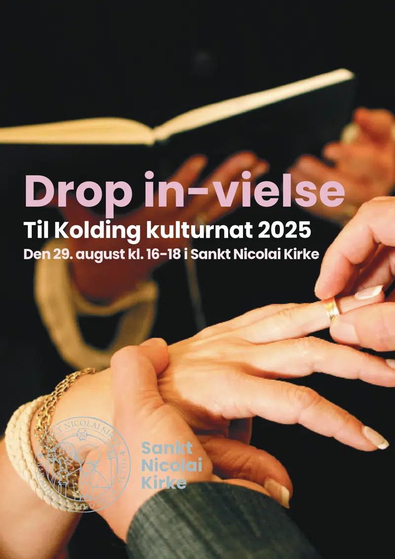 Billede af en hånd der er ved at få sat en vielsesring på fingeren