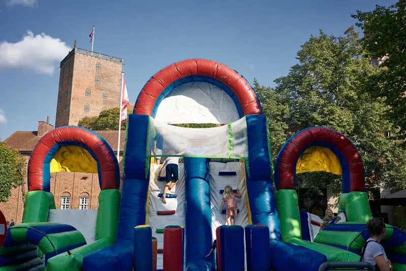 børn leger på en stor Hoppeborg