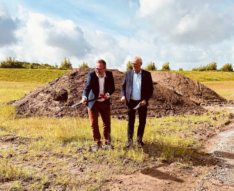 Formand for Plan og Teknik Jakob Ville (tv) og borgmester Knud Erik Langhoff tager første spadestik.