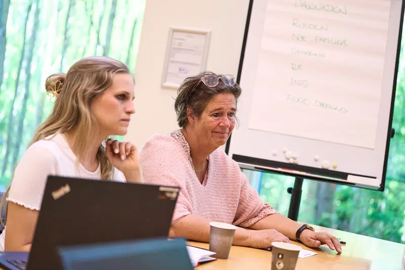 to kvinder ved et bord