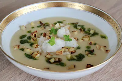 Tallerken med persillerodsuppe med torsk