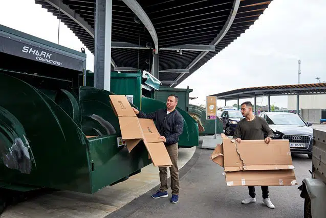 To mænd som smider pap ud på genbrugsplads Nord 