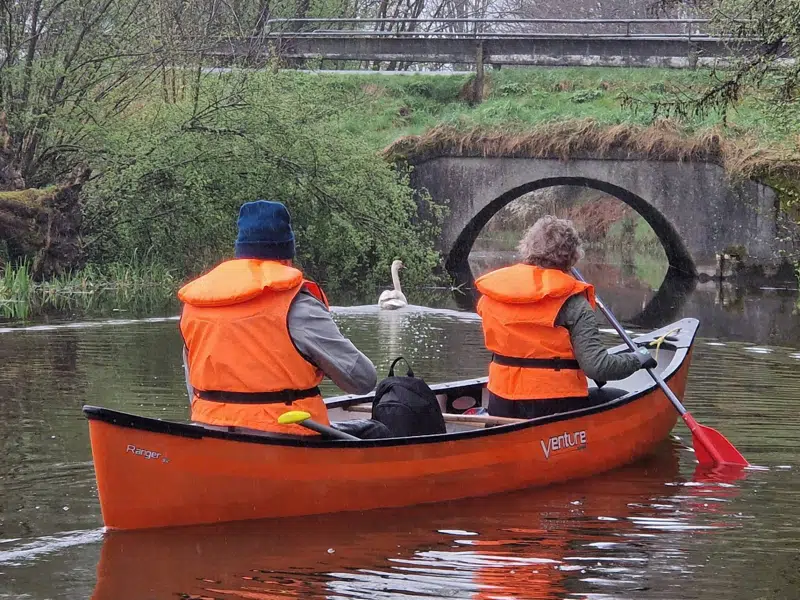 to personer sejler i en orange kano på Kolding Å