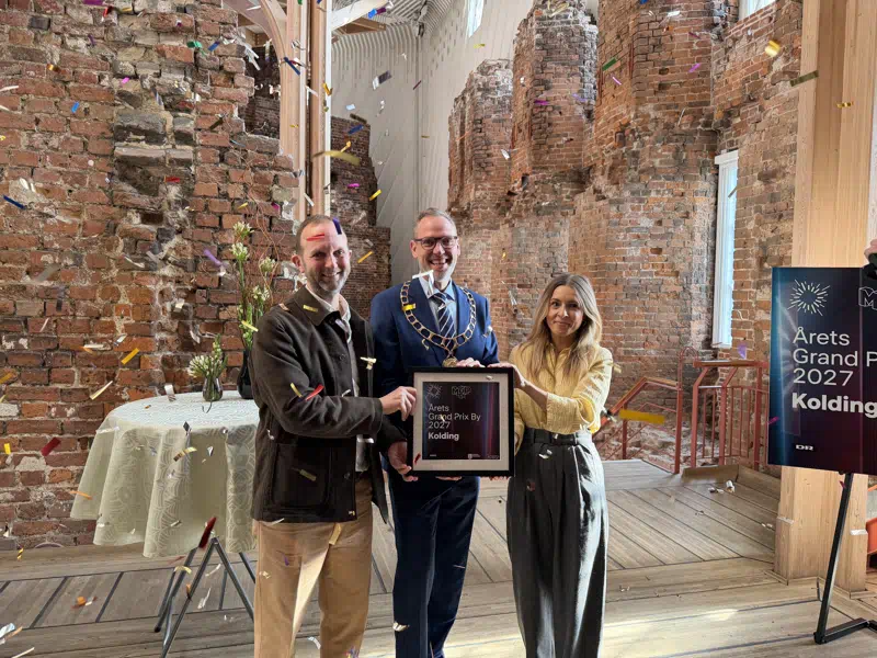 Borgmester, Jakob Ville, modtager Grand Prix-stafetten fra Erik Struve Hansen, Grand Prix-chef i DR, og Camilla Olsen, producent på MGP. 