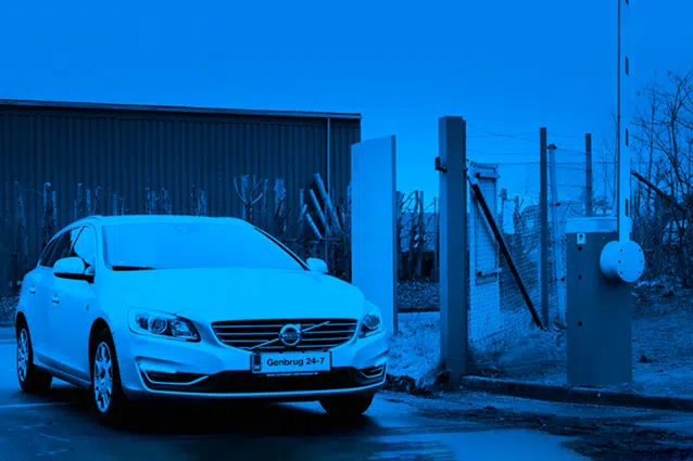 Bil køre ind på genbrugsplads ved hjælp af Genbrug 24-7